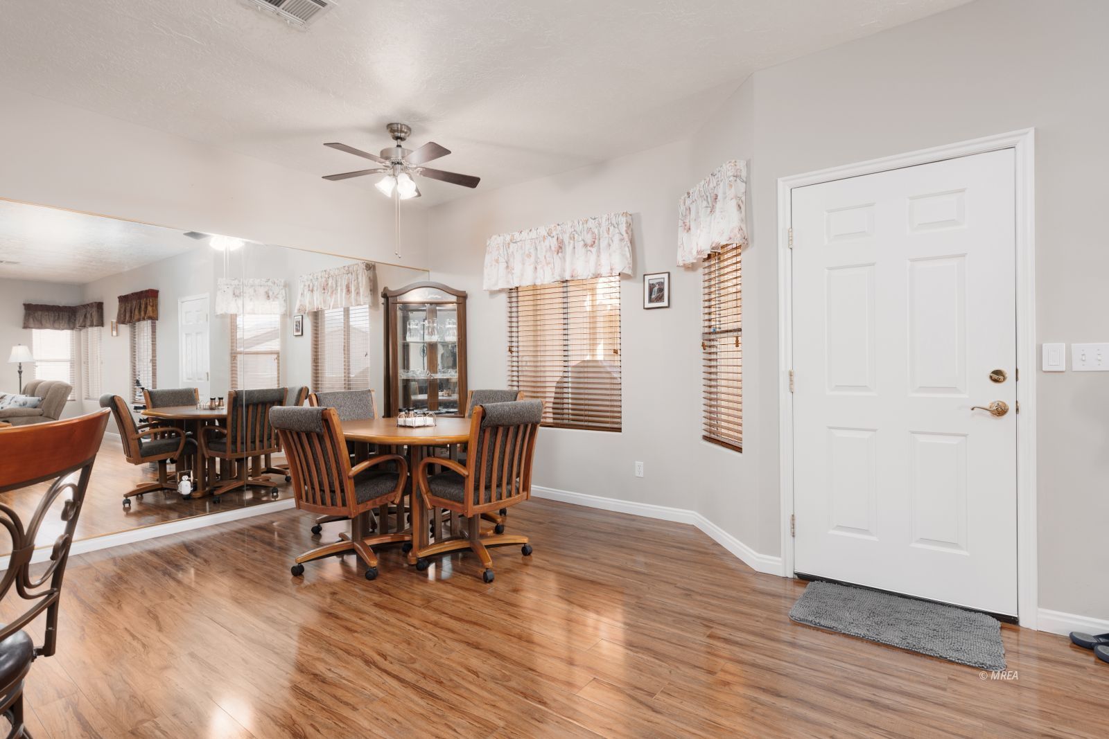 2324  517 W Mesquite Blvd 