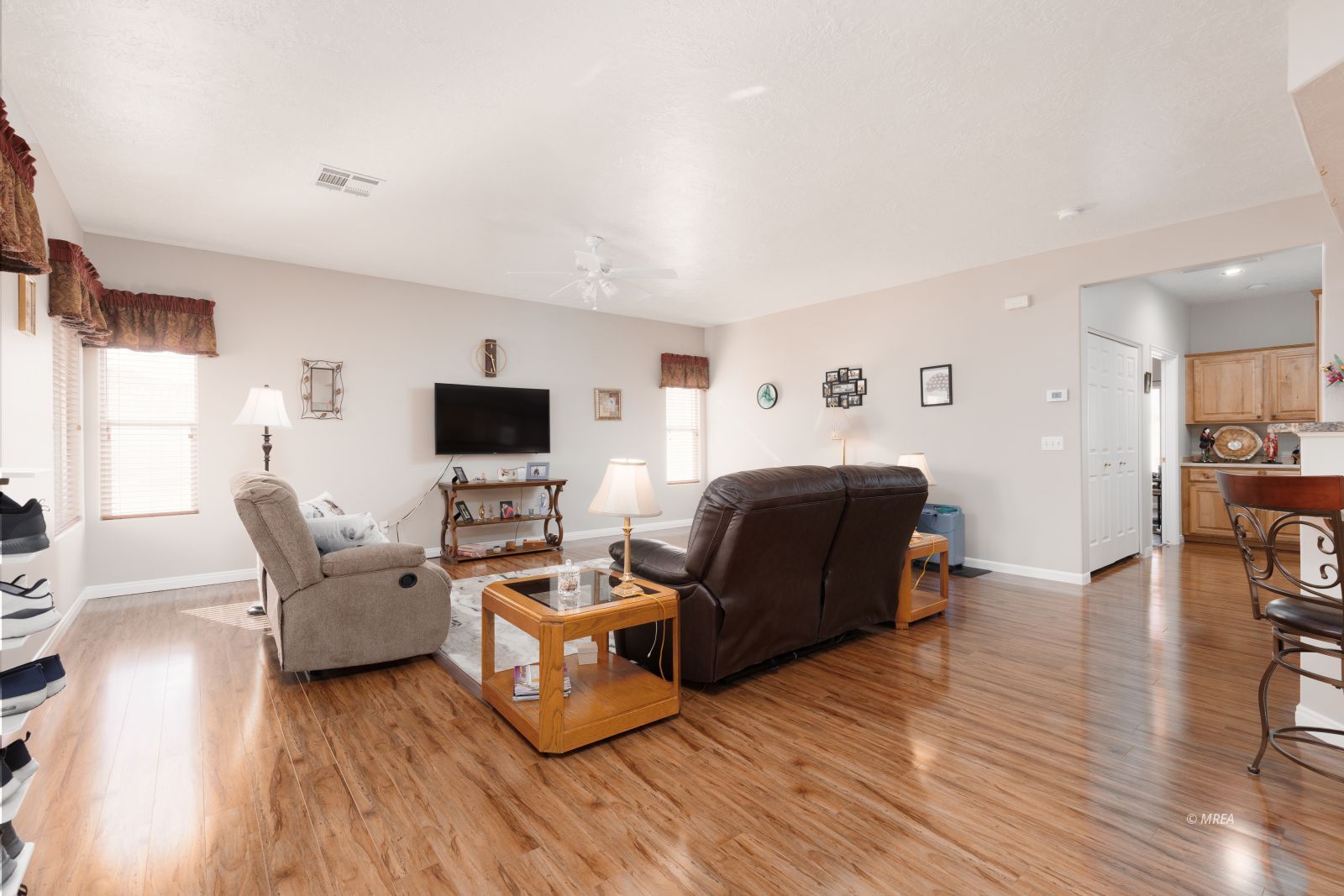 2324  517 W Mesquite Blvd 