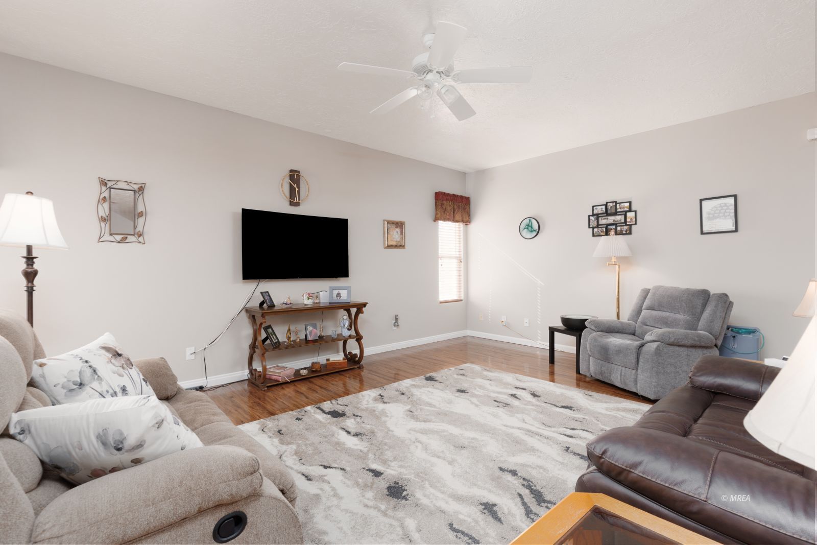 2324  517 W Mesquite Blvd 