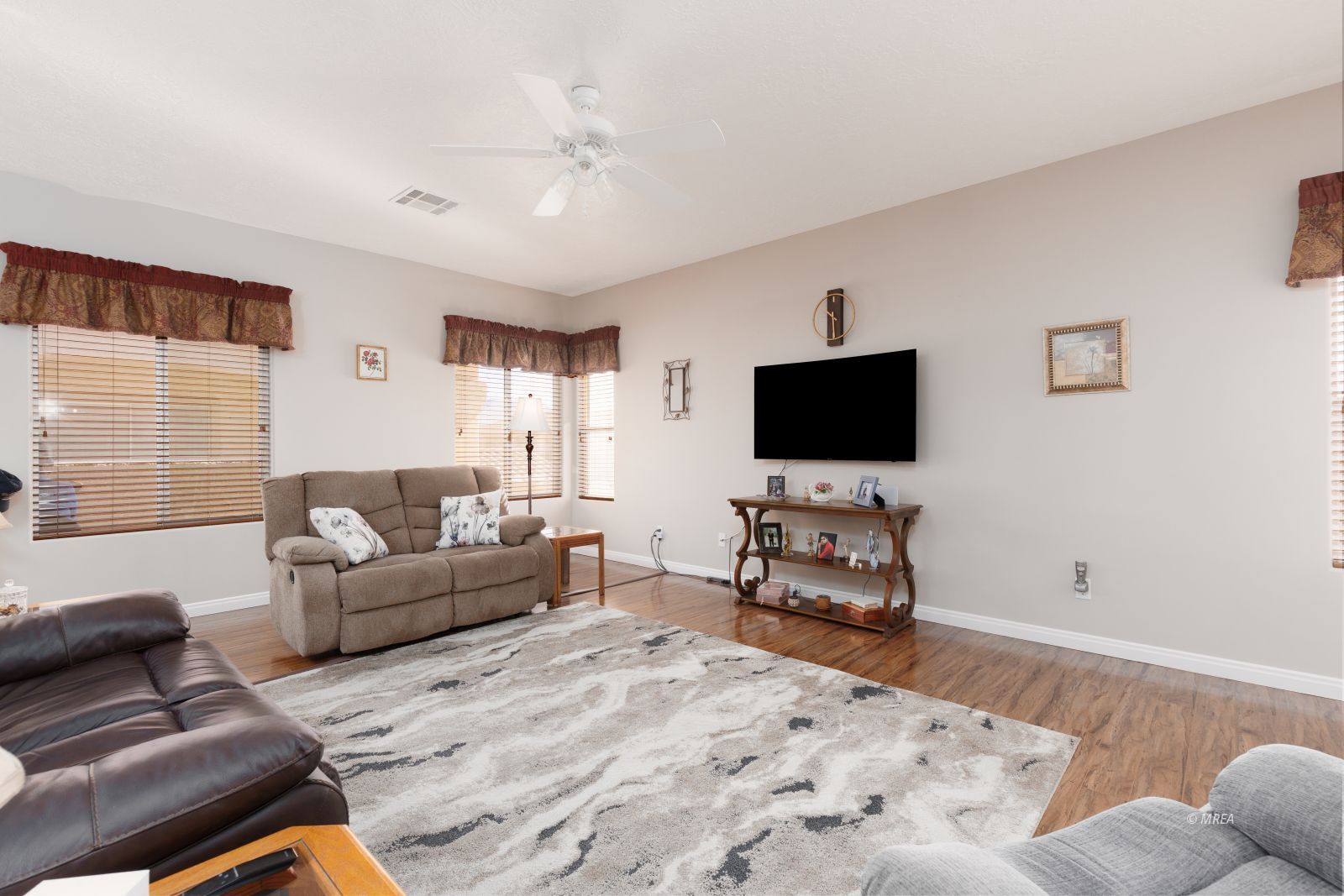 2324  517 W Mesquite Blvd 