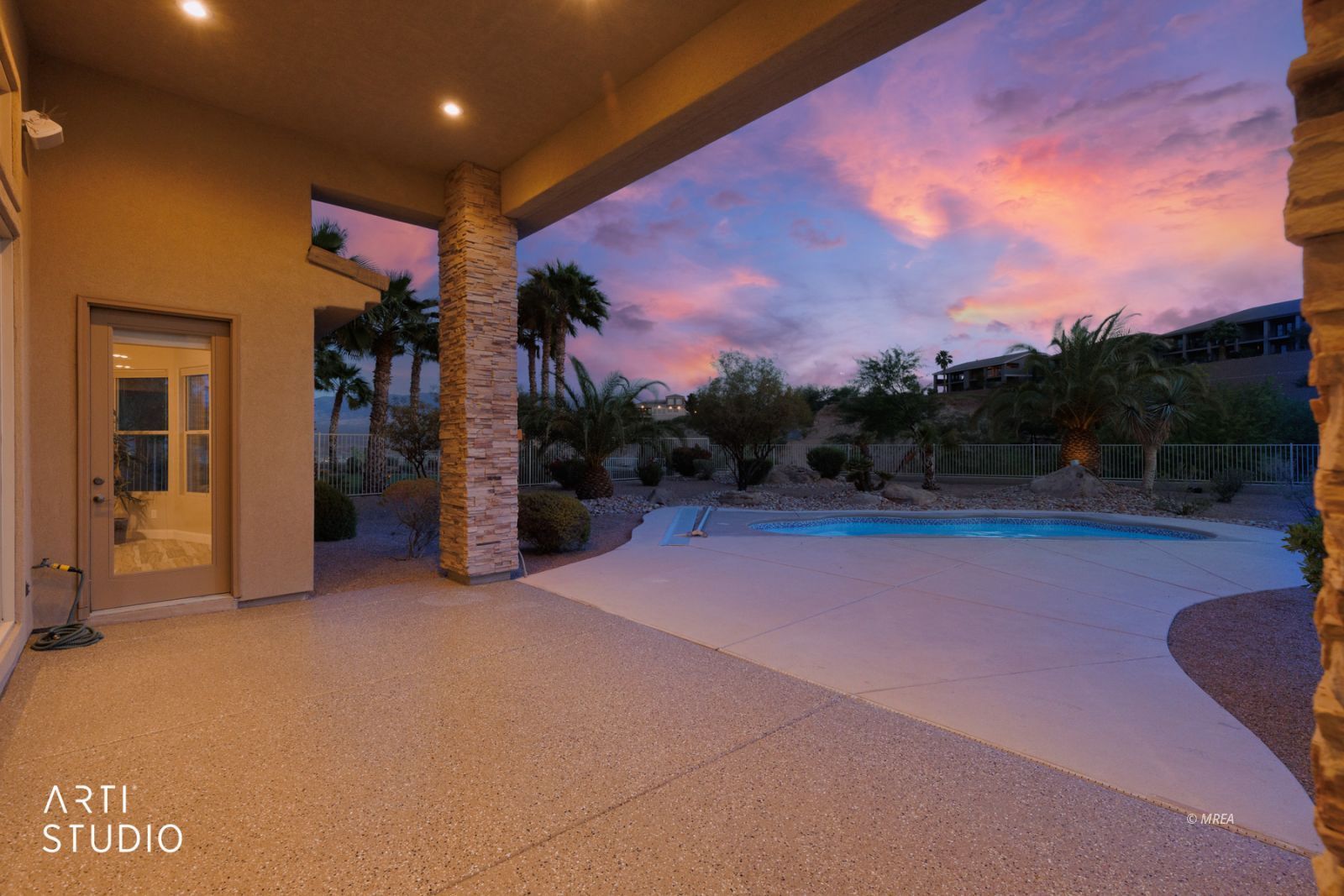 998  Crest View Dr