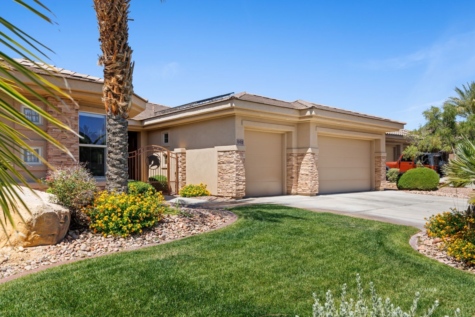 998  Crest View Dr