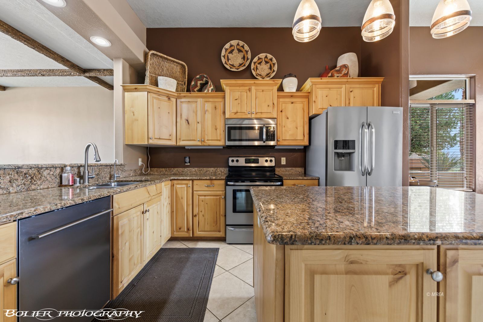 901  Crest View Dr