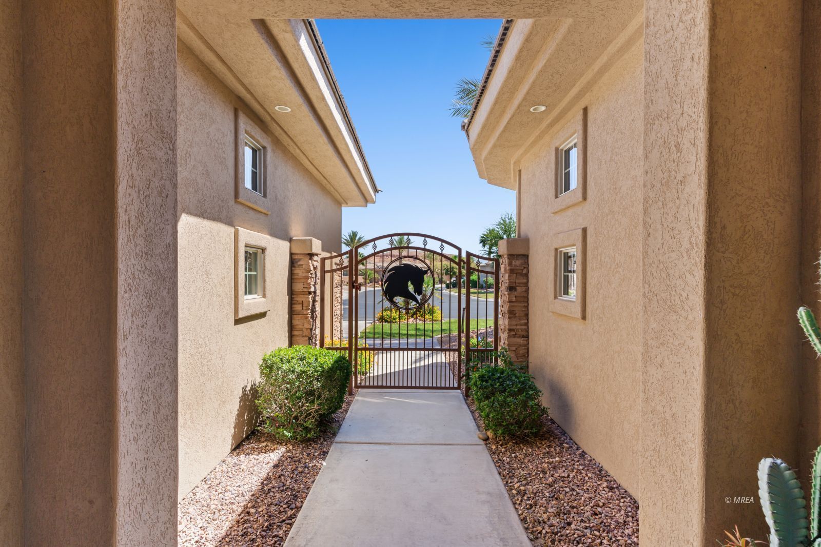 998  Crest View Dr