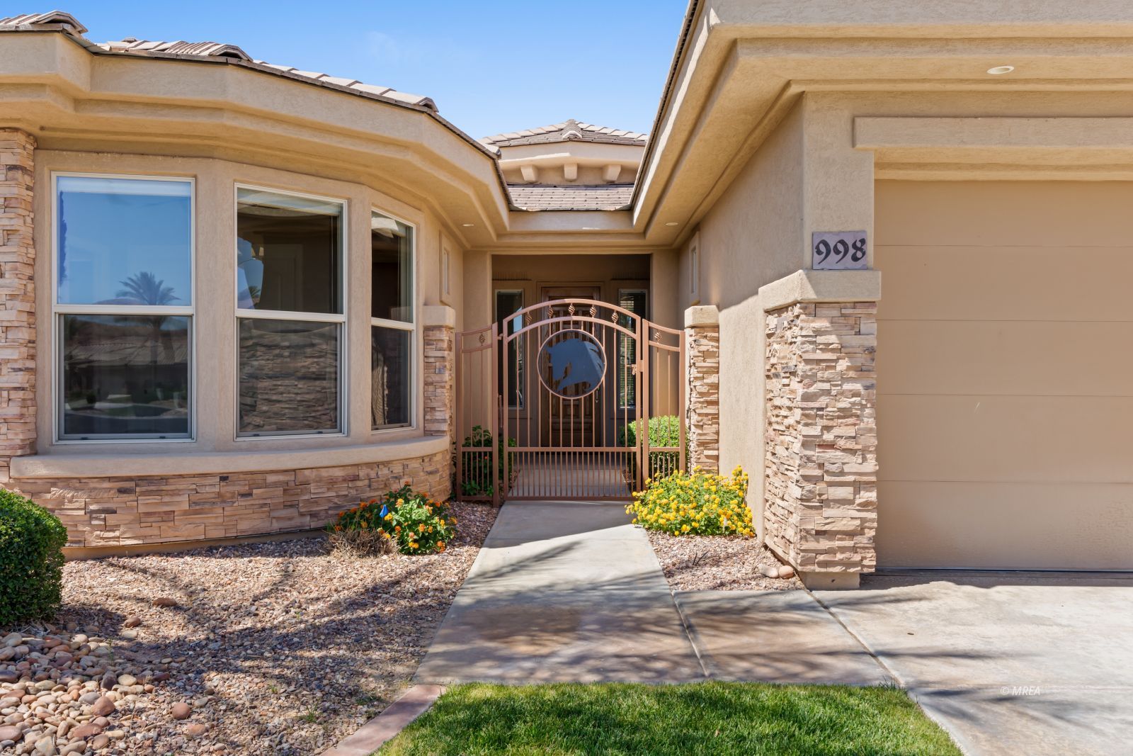 998  Crest View Dr