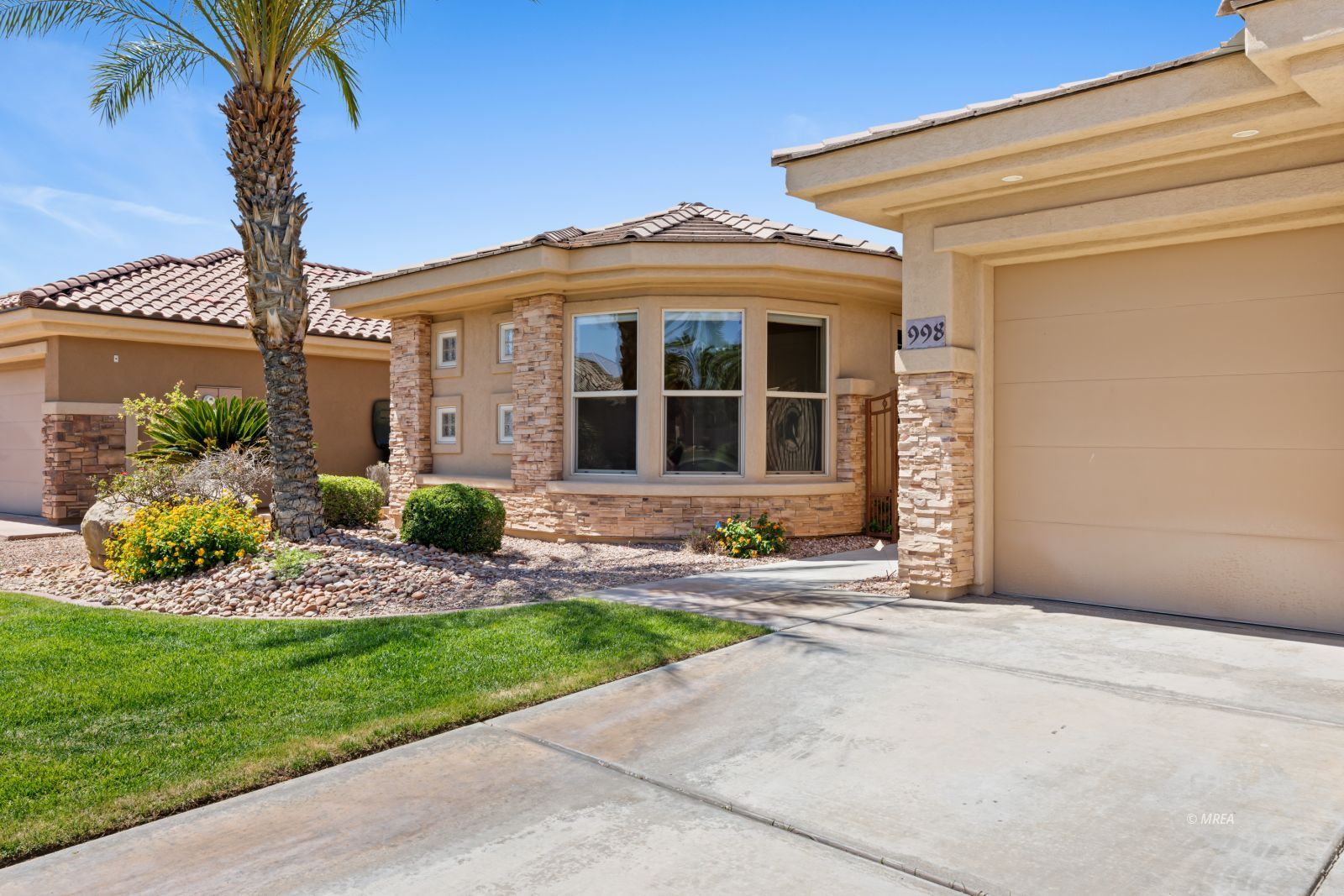 998  Crest View Dr