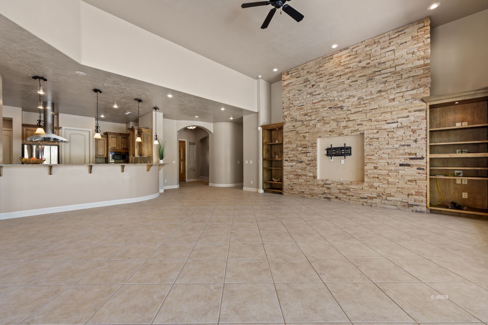 998  Crest View Dr