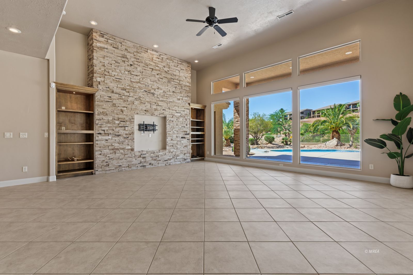 998  Crest View Dr