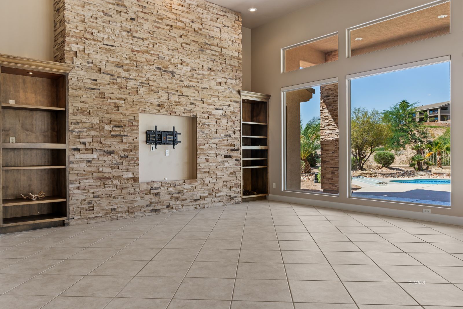 998  Crest View Dr