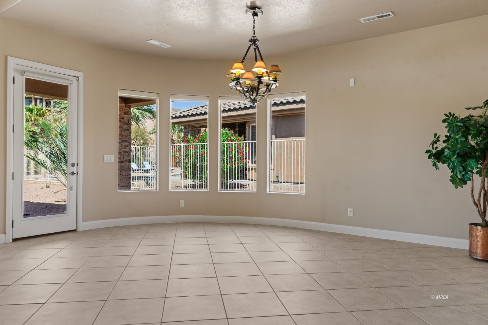 998  Crest View Dr