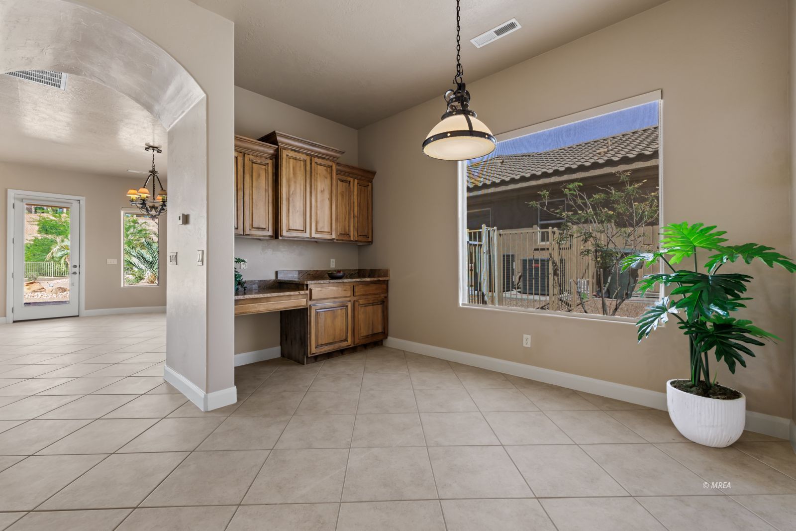 998  Crest View Dr