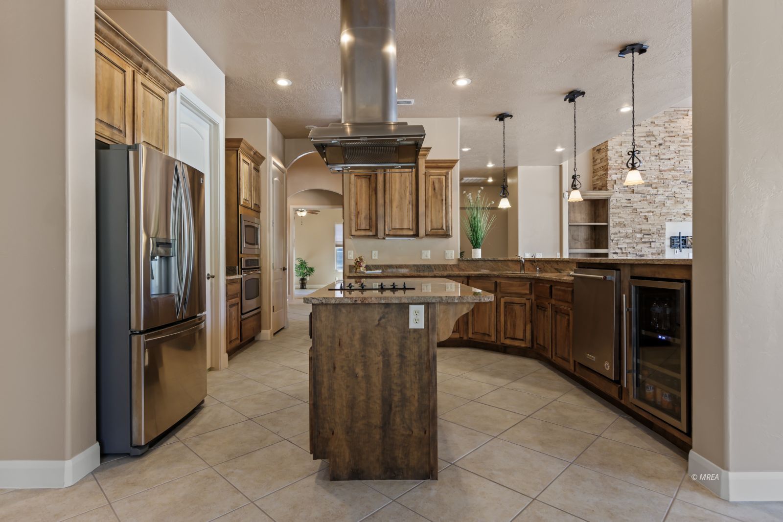 998  Crest View Dr