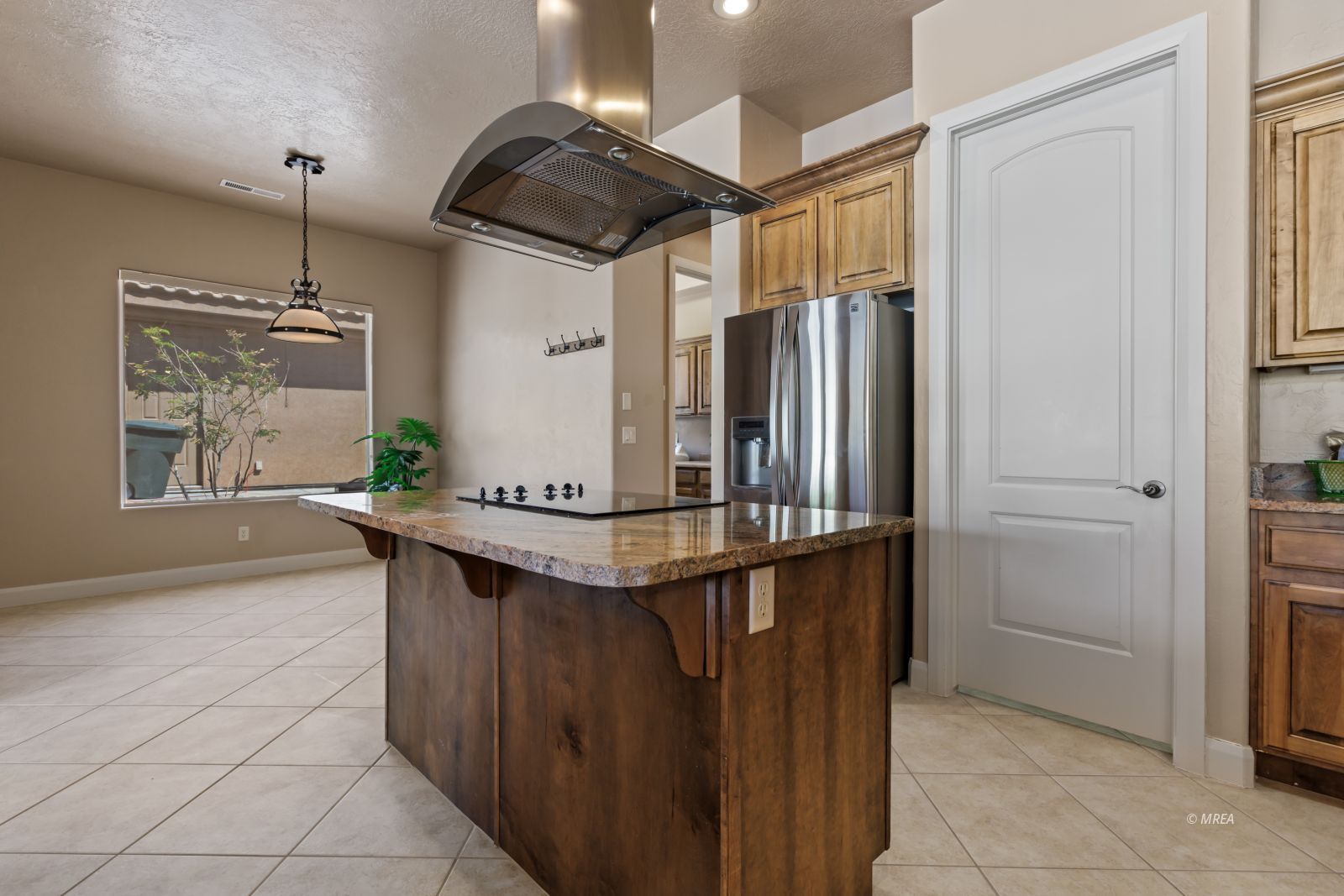 998  Crest View Dr