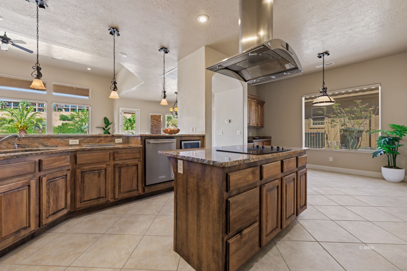998  Crest View Dr