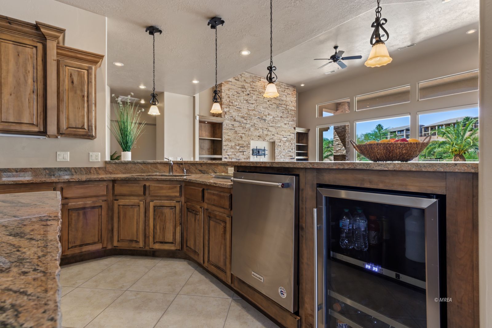 998  Crest View Dr