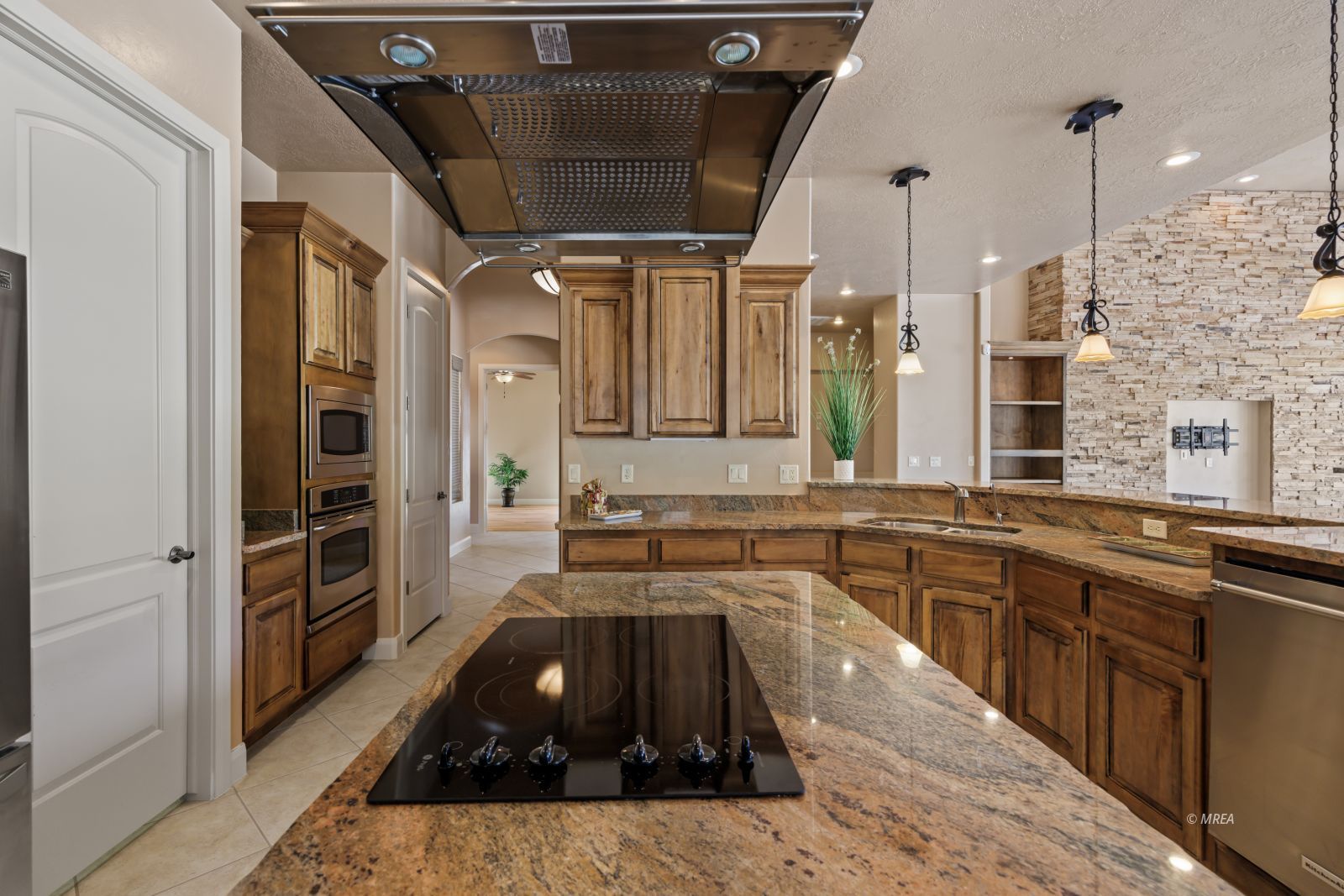 998  Crest View Dr