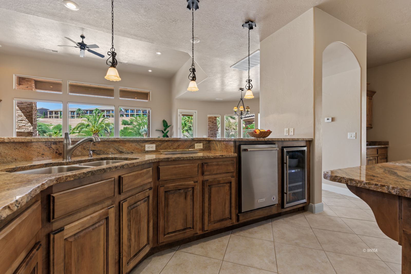 998  Crest View Dr