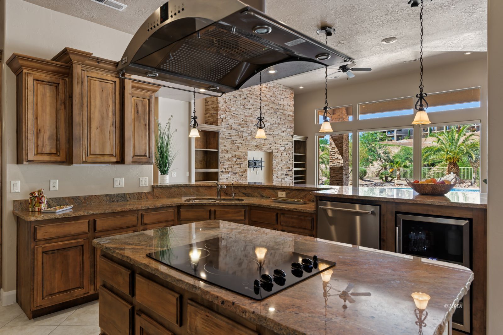 998  Crest View Dr