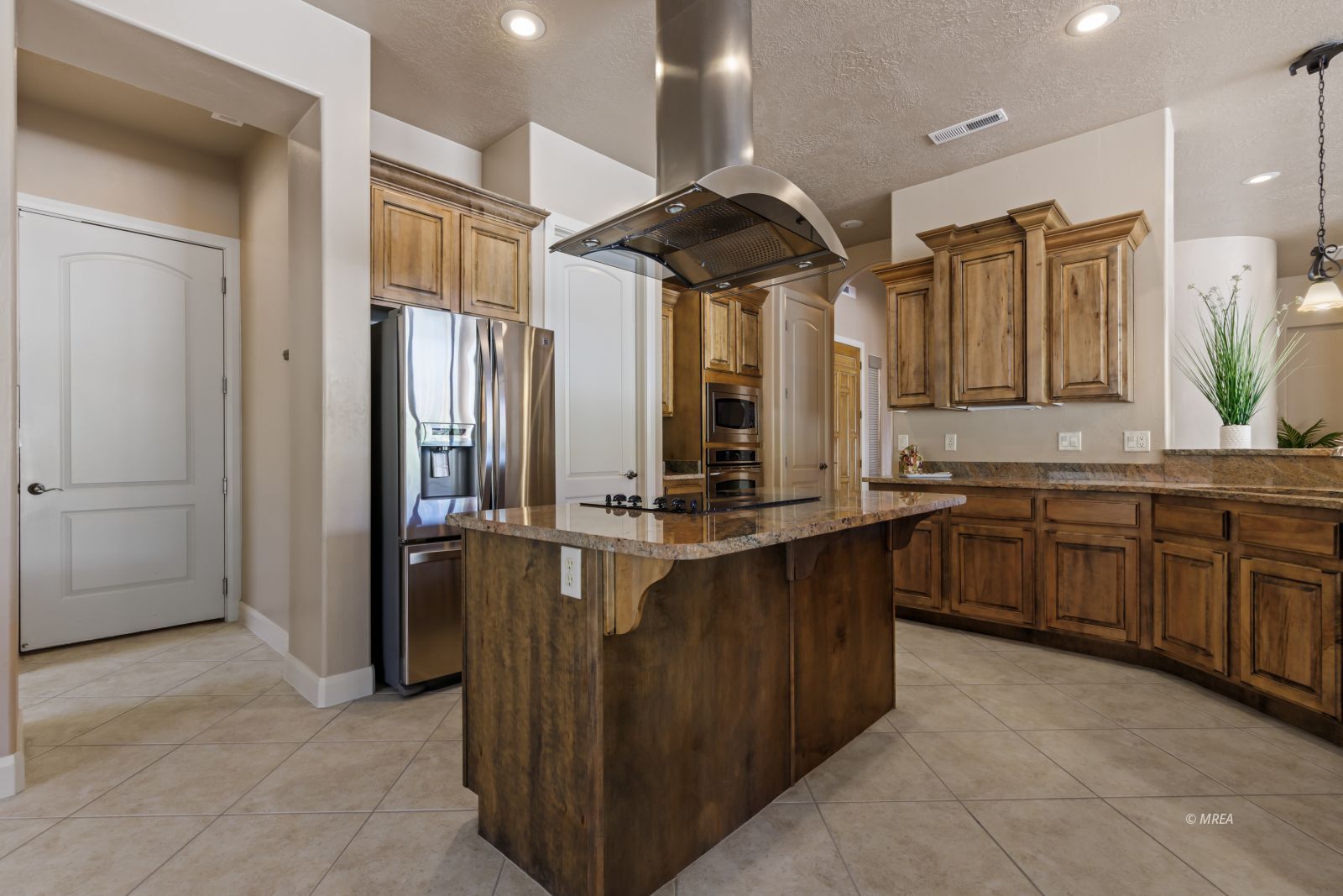 998  Crest View Dr