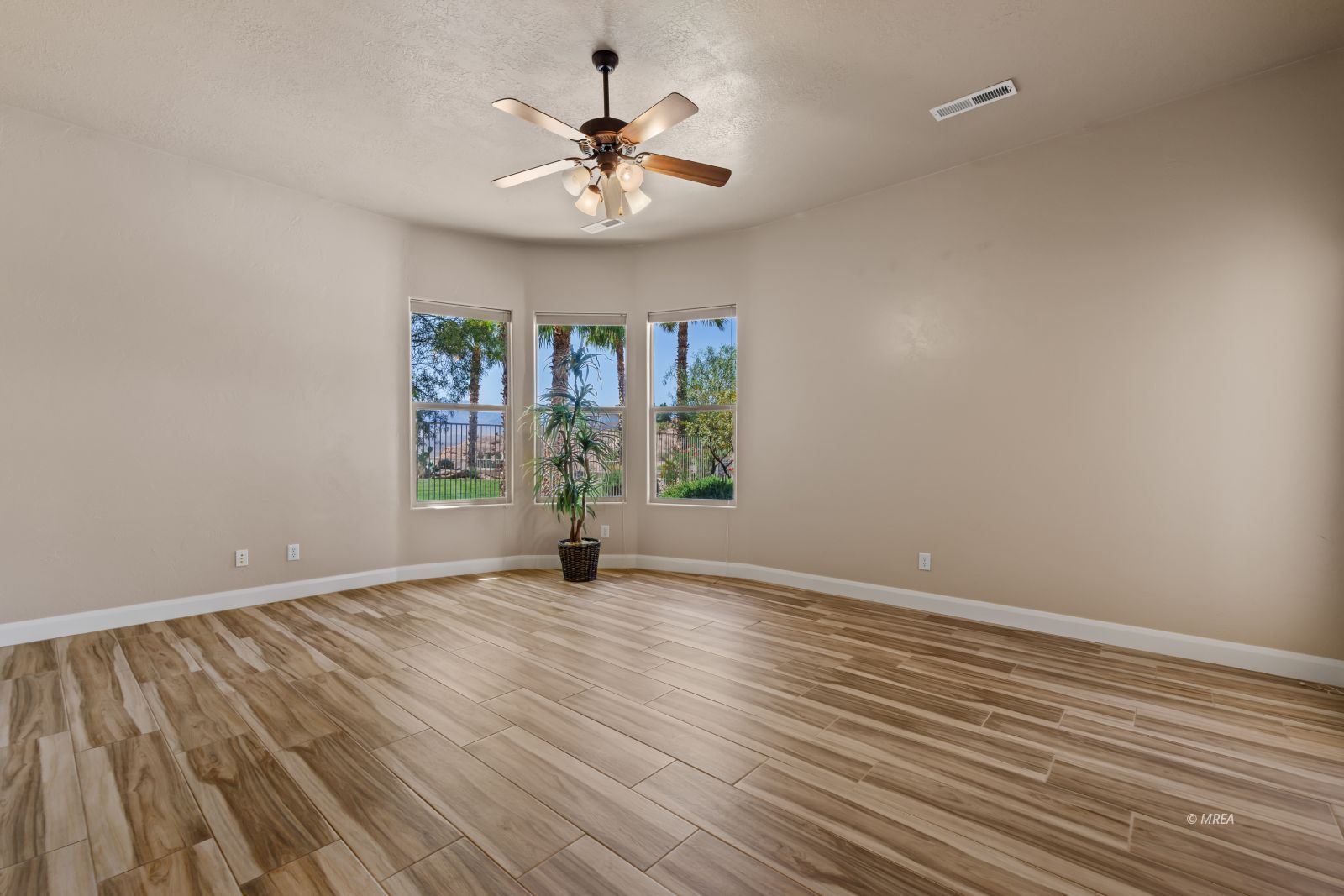 998  Crest View Dr