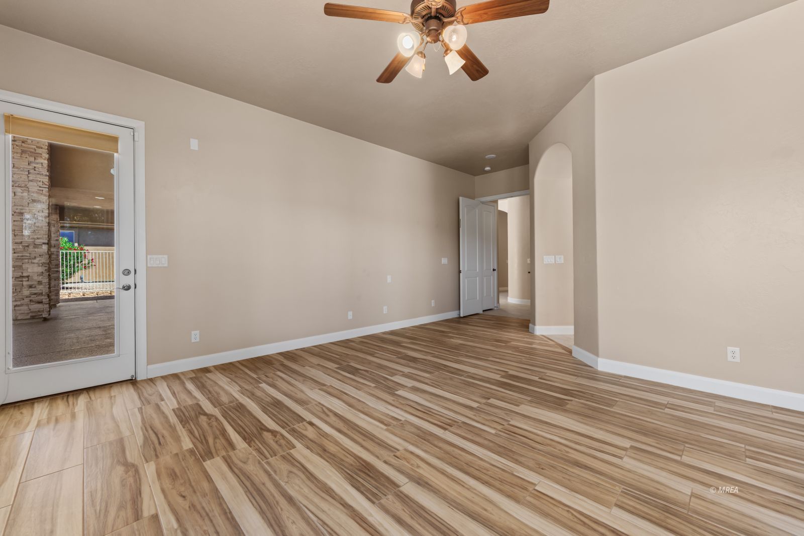998  Crest View Dr