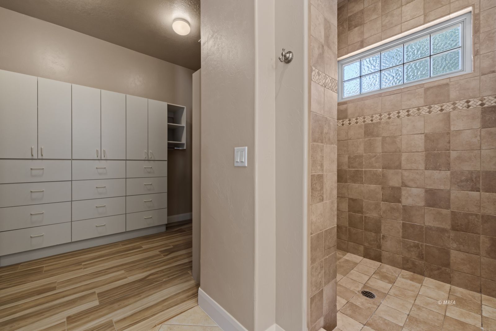 998  Crest View Dr