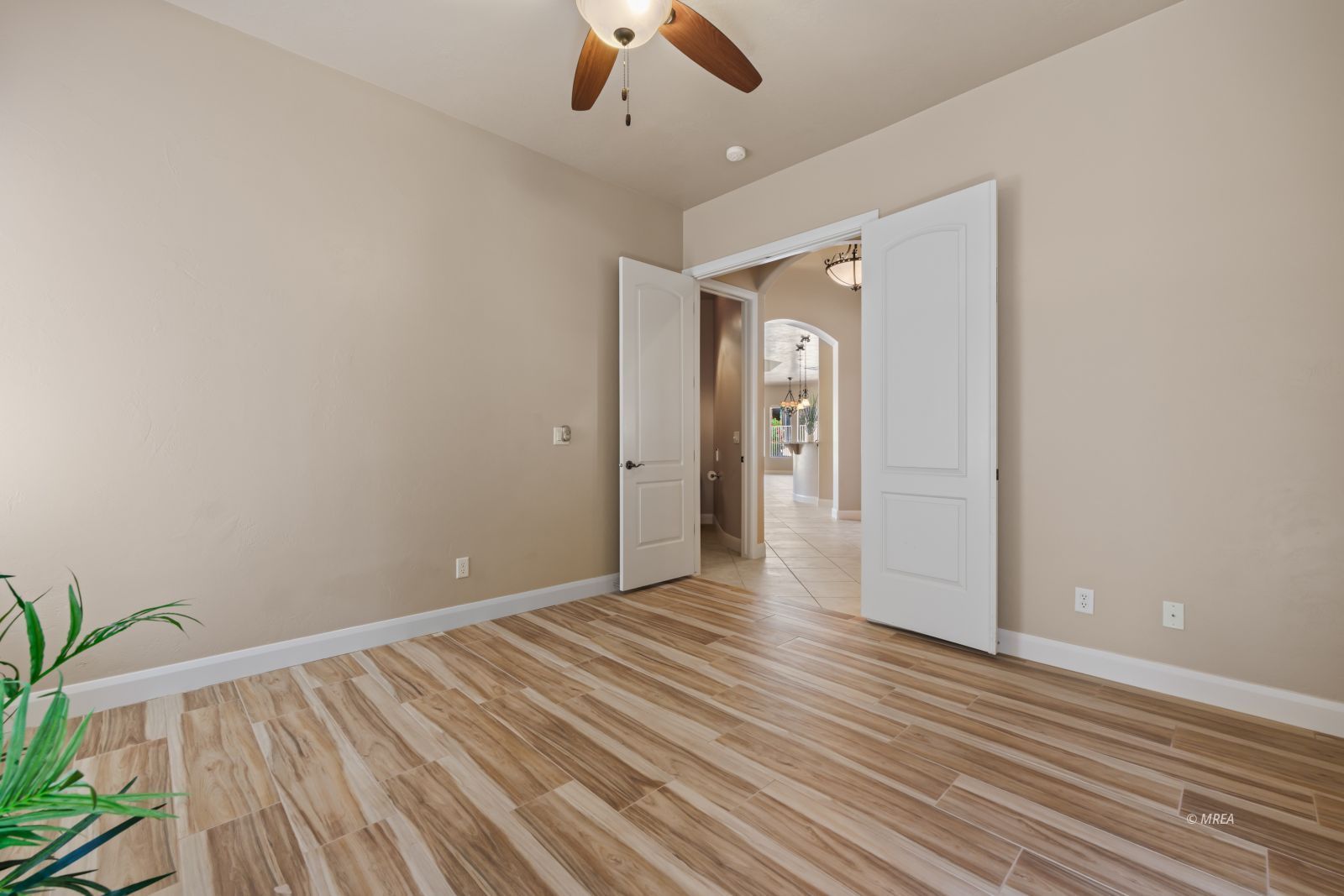 998  Crest View Dr