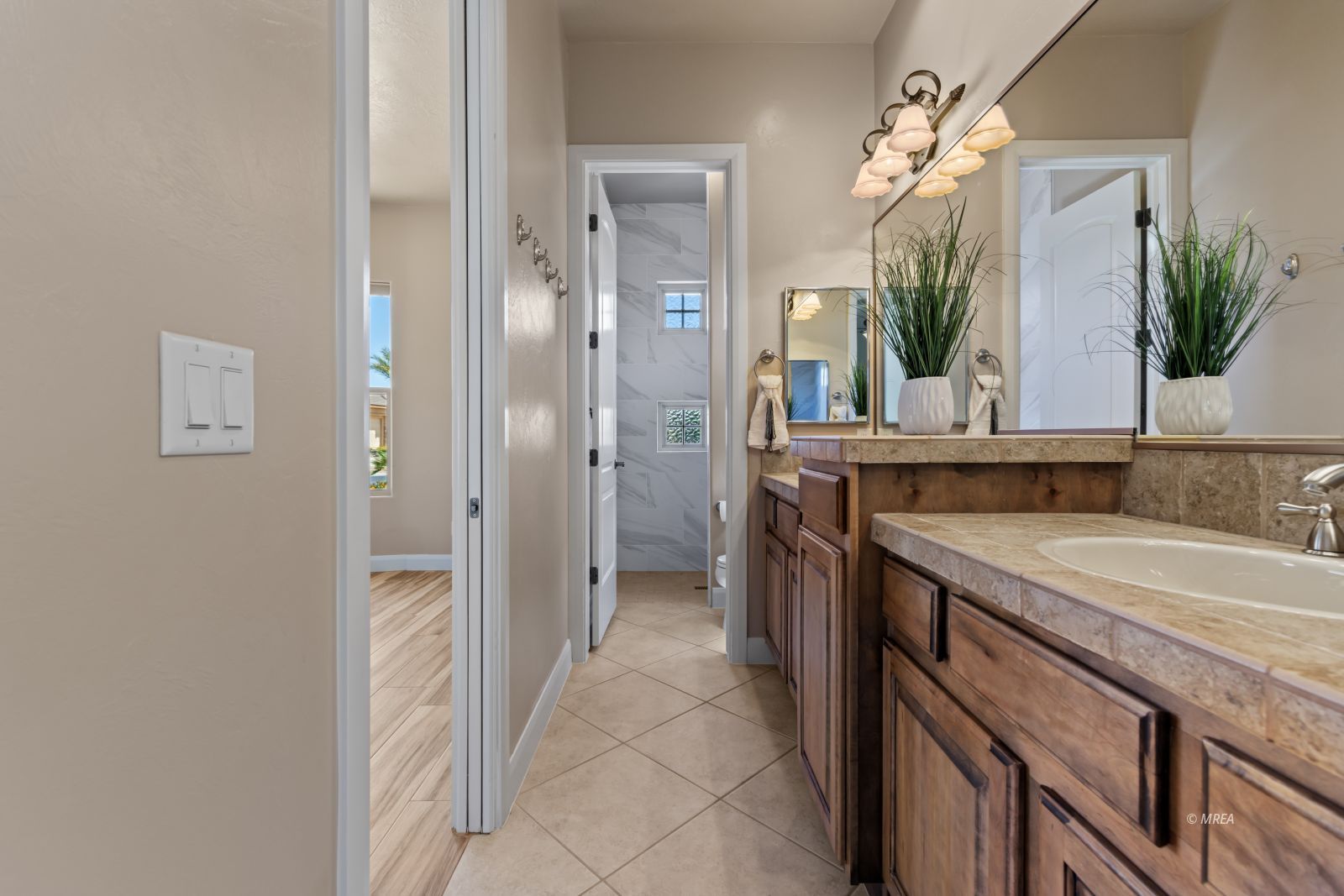 998  Crest View Dr