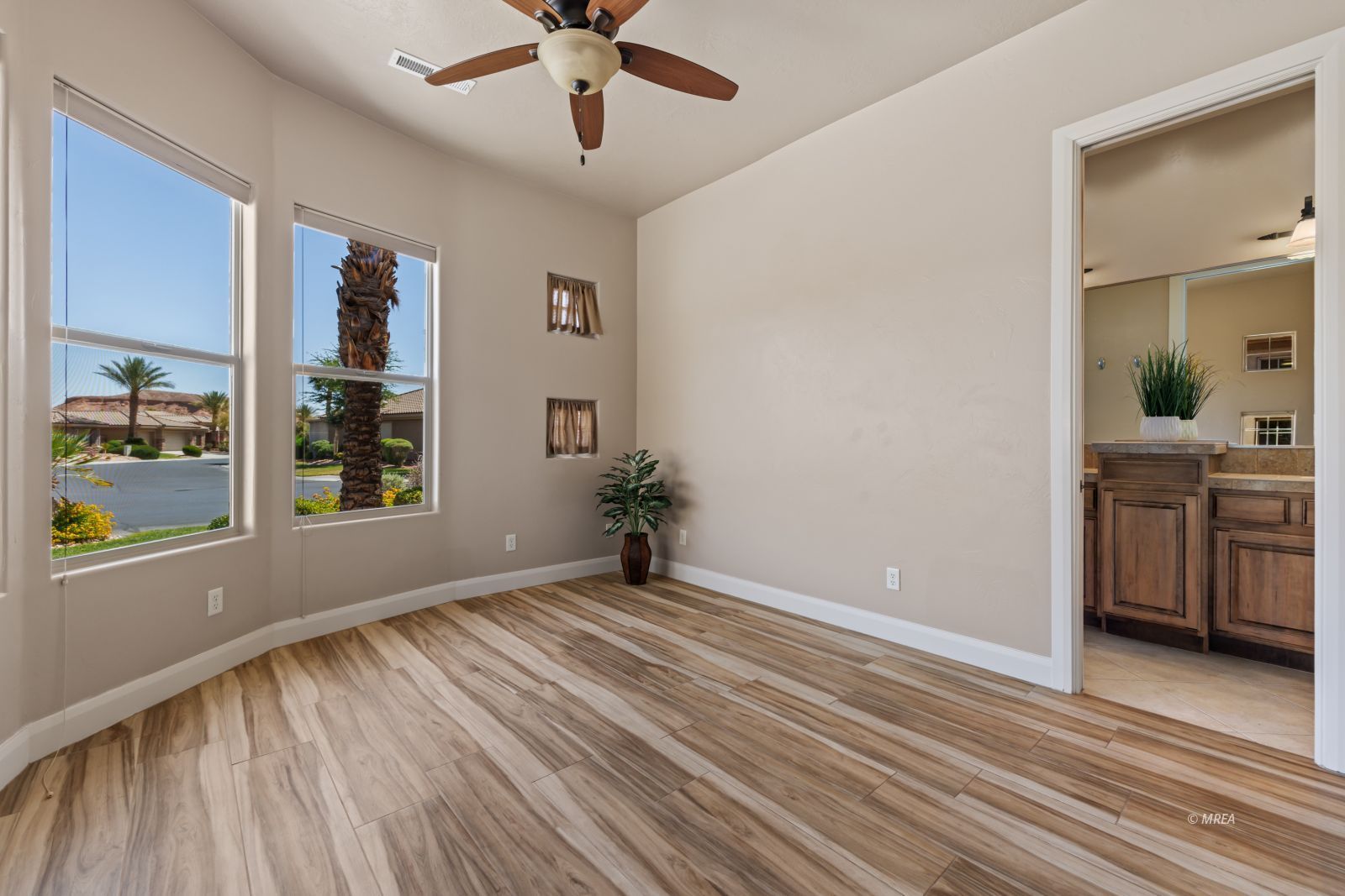 998  Crest View Dr