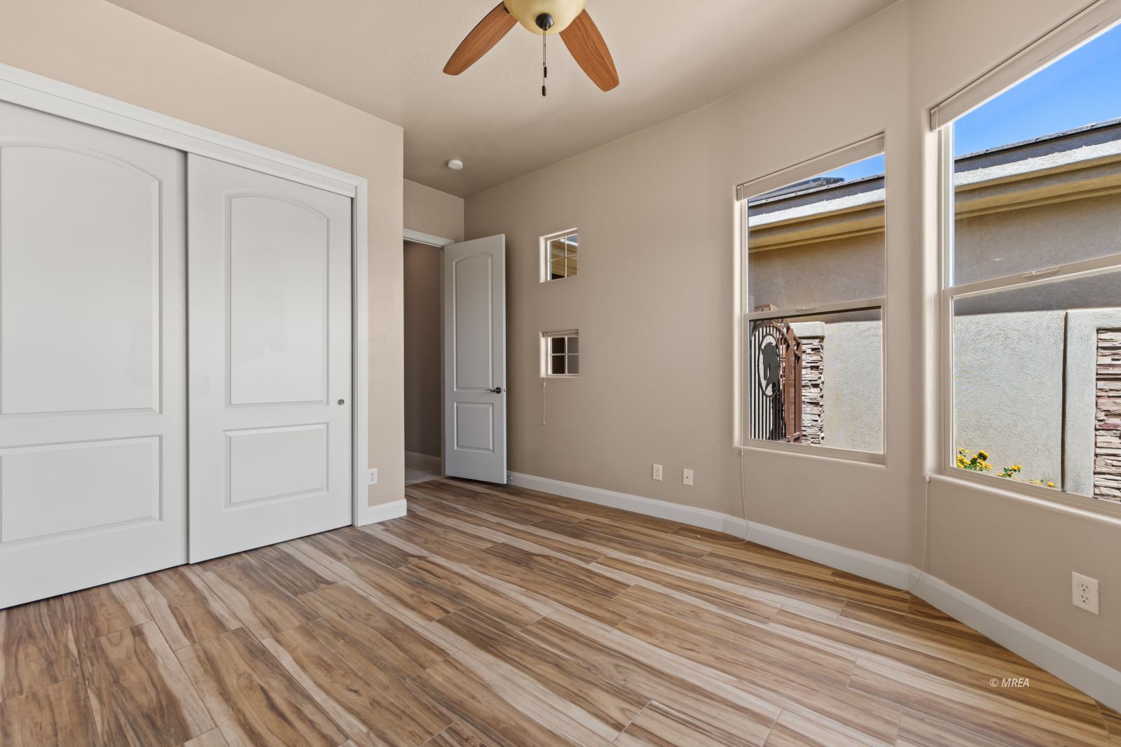 998  Crest View Dr