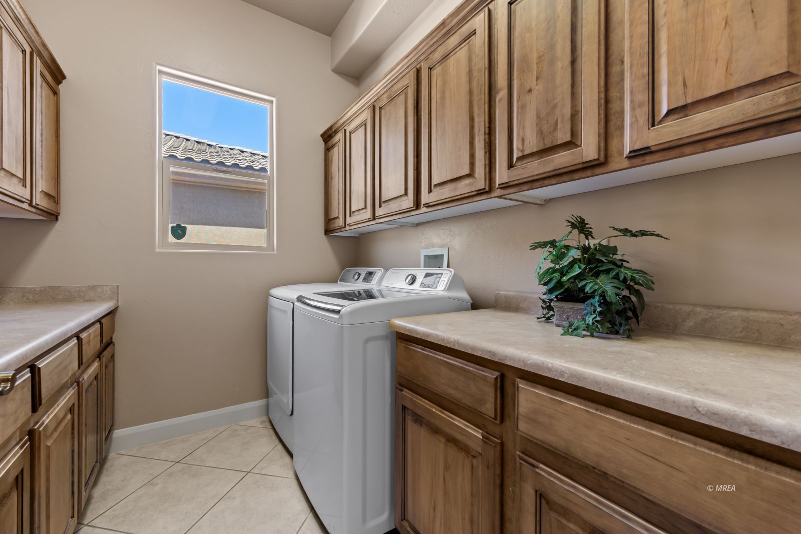 998  Crest View Dr