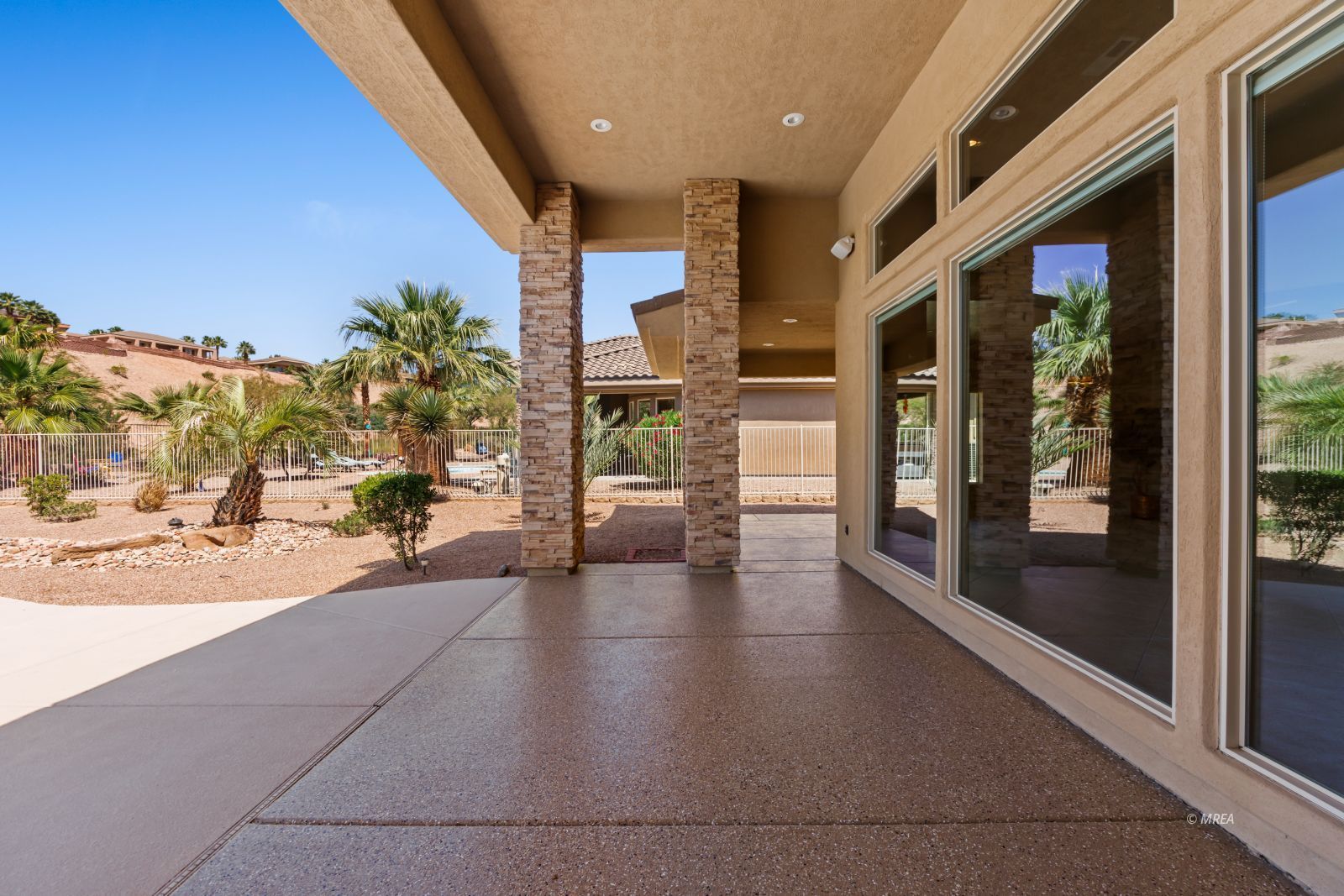 998  Crest View Dr