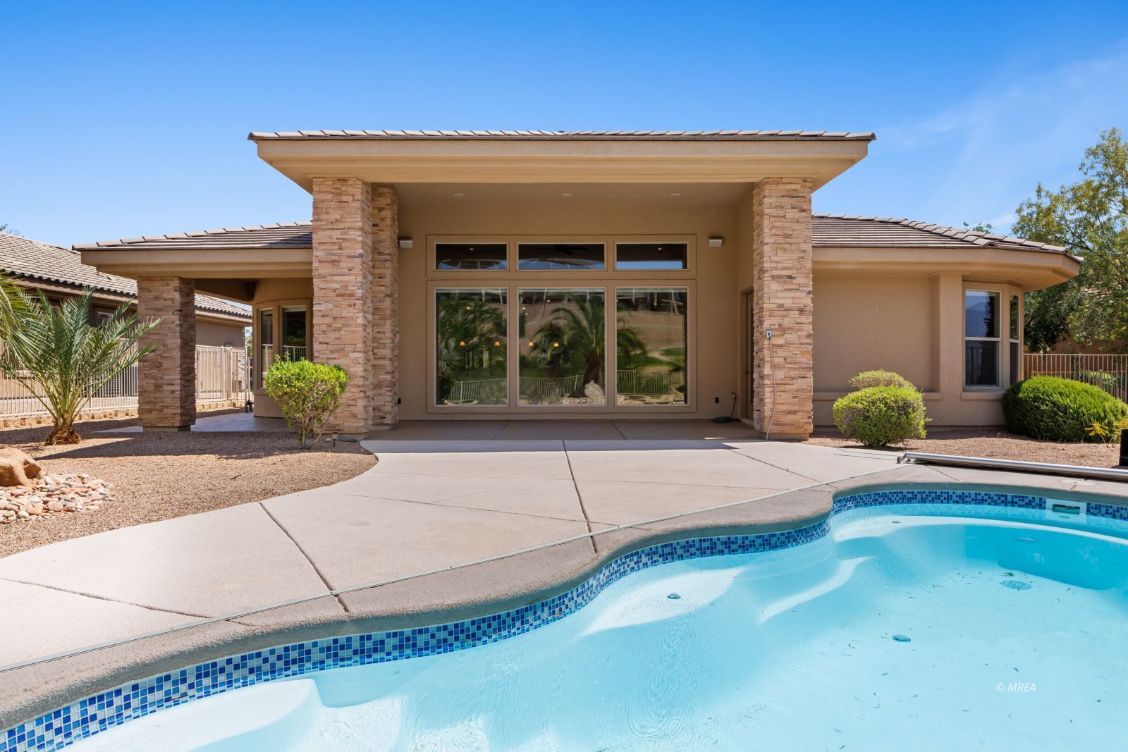 998  Crest View Dr