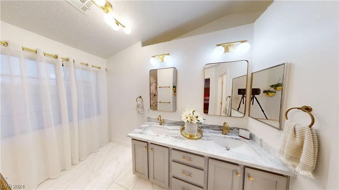 387  Silver Rd